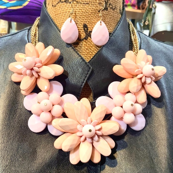 Jewelry - VINTAGE STATEMENT NECKLACE/PINK ACRYLIC FLOWER W/EARRINGS ⭐️GOLD CHAIN/NEW COND